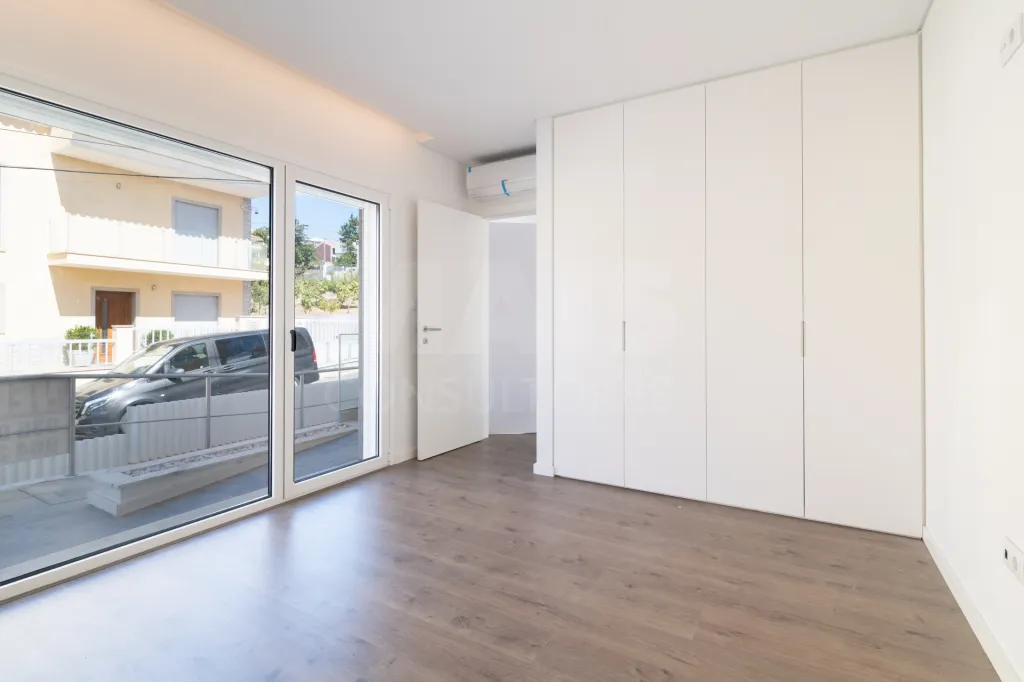 Semi-detached House 4 Bedrooms + 1 Bath with Pool Famões