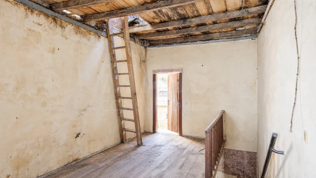 🏡 Great Opportunity! 2-Bedroom House in Ribafria, Ready for a Complete Renovation