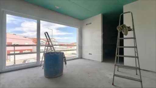 Moradia T4 c/ 1 Master Suite + 2 Suites, Jardim & Parqueamento !
