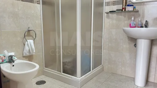 Imóvel com duas fracções: Comércio e Habitação!