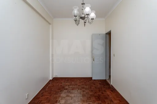 3-bedroom apartment in Alvalade, near Padre António Vieira Secondary School