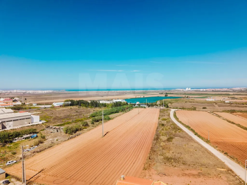 Excelente lote com projeto aprovado para moradia T3 com garagem e piscina