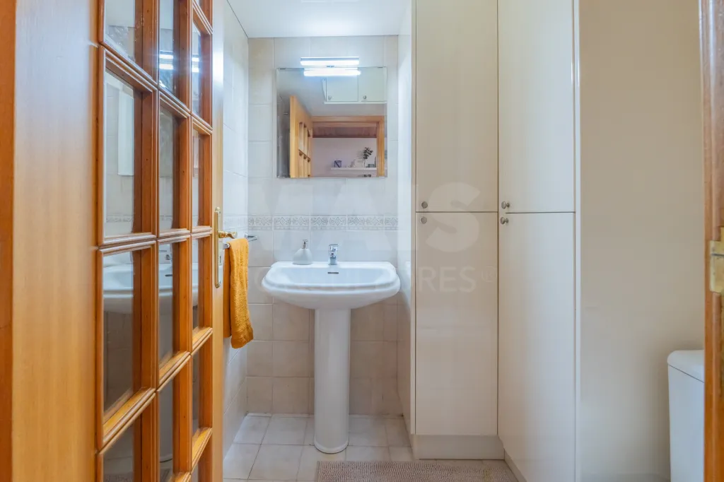 T2 com excelentes áreas, duas casas de banho e varandas em todas as divisões | Casal da Mira – Amadora