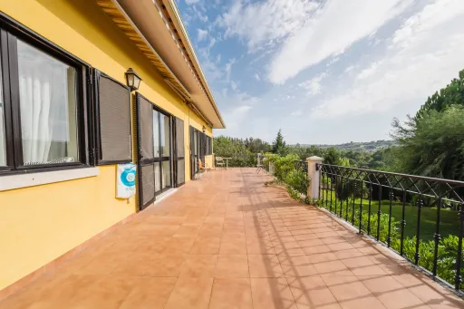 Propriedade única, a apenas 2 km de Alcobaça, com mais de 30.000 m² de terreno