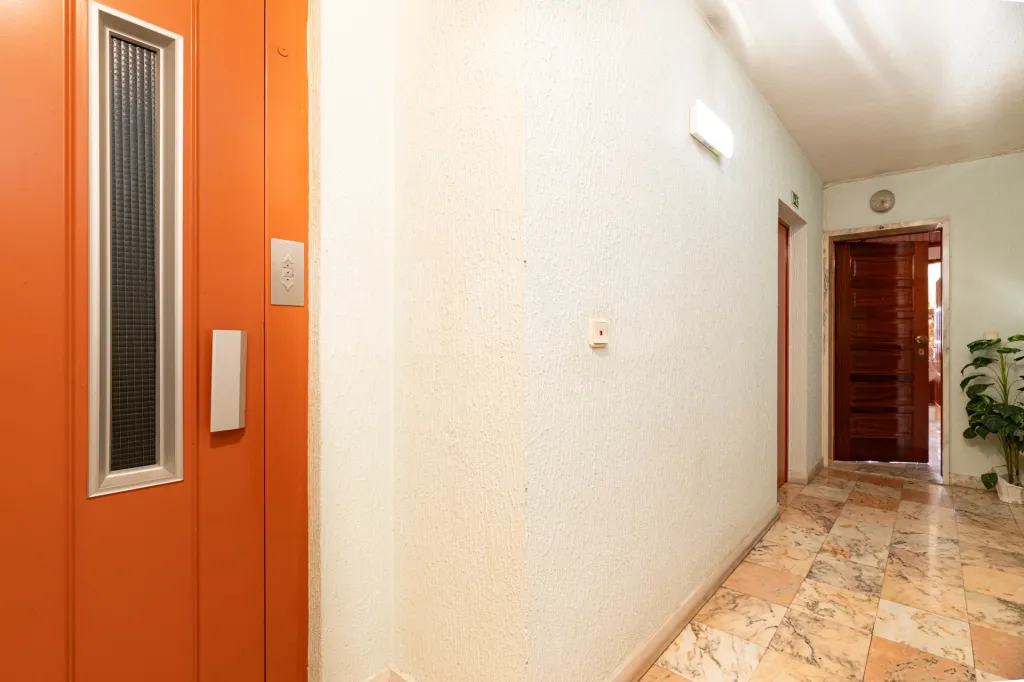 Apartamento T2 com Varanda e Arrecadação em Agualva Cacem - Sintra