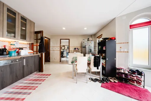 Moradia exclusiva com piscina aquecida, suite, garagem e jardim deslumbrante