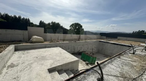 Moradia NOVA T3+1 com piscina e jardim