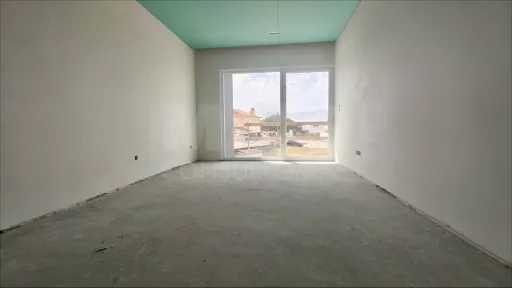 Moradia T4 c/ 1 Master Suite + 2 Suites, Jardim & Parqueamento !