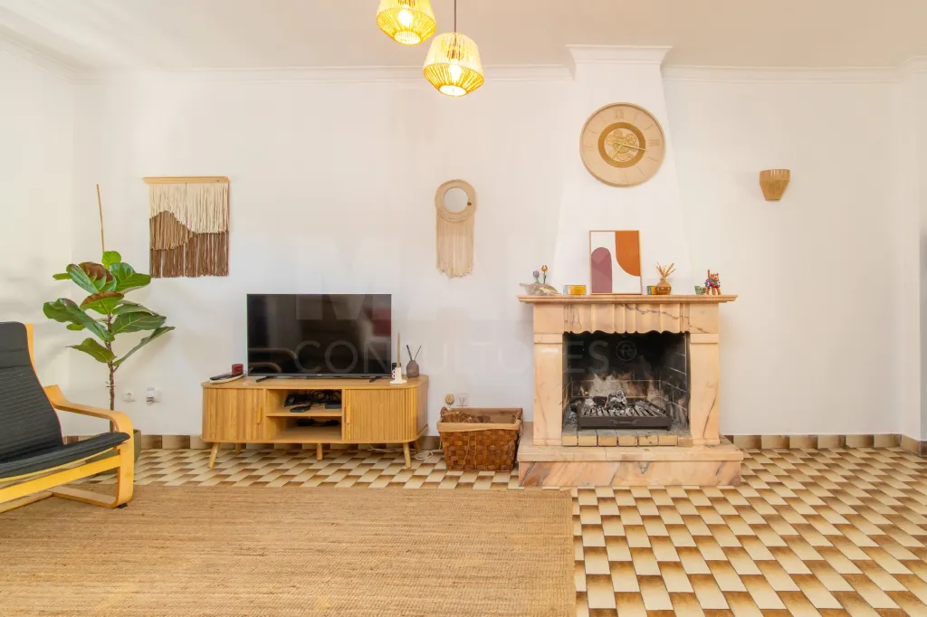 4-Bedroom House in Downtown Samora Correia