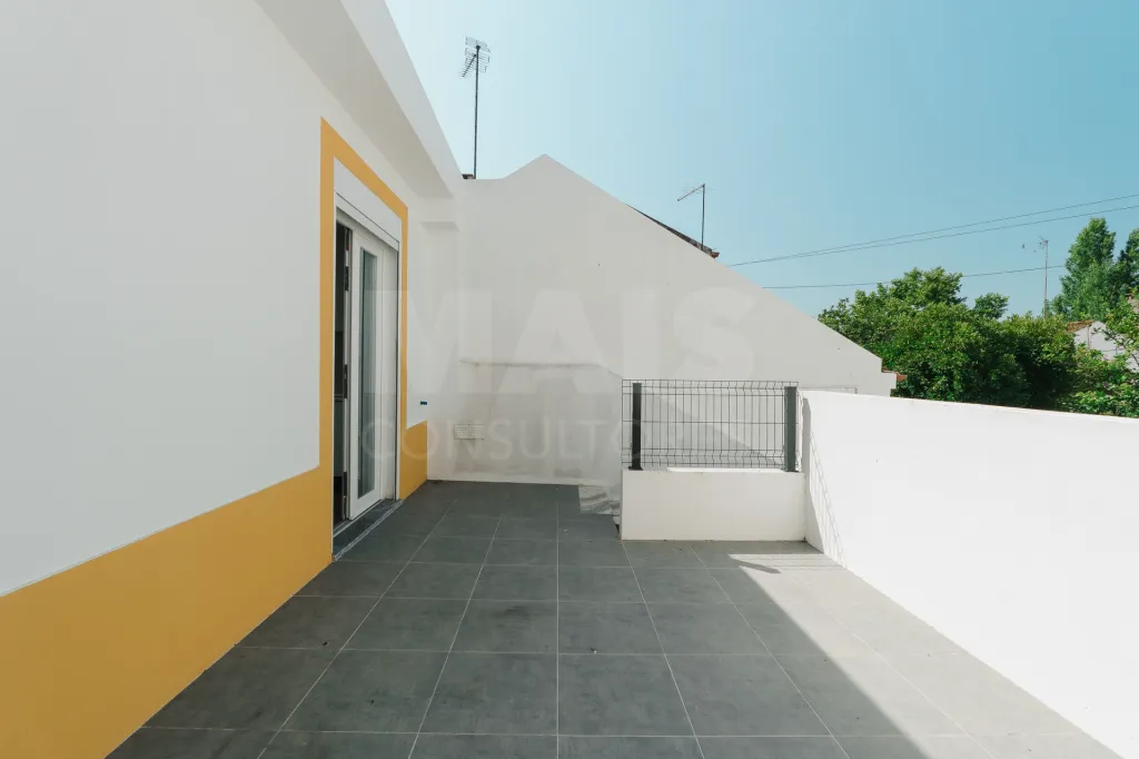 Moradia T4 Totalmente Remodelada com Logradouro em Coruche