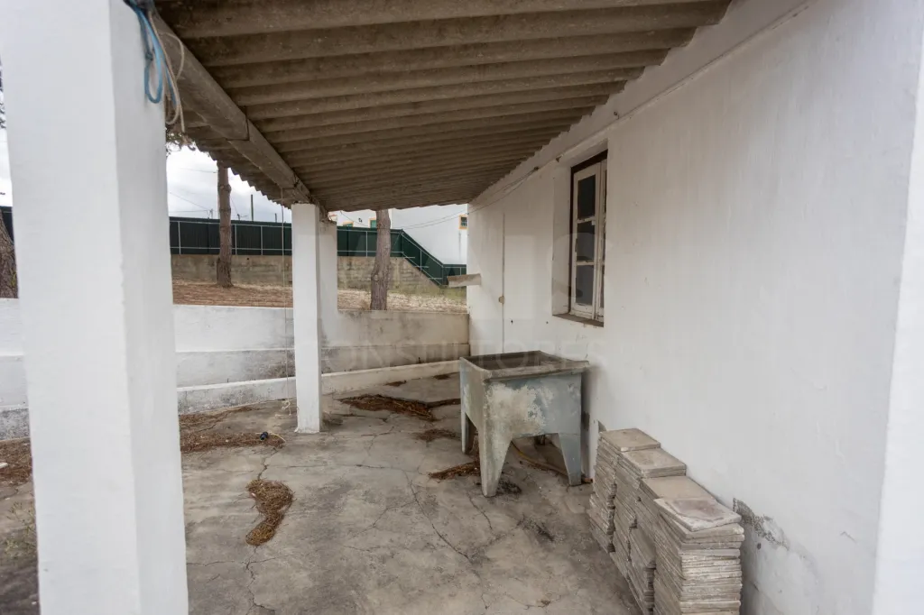 Moradia Térrea T2 para remodelar em Coruche-Vale Mansos