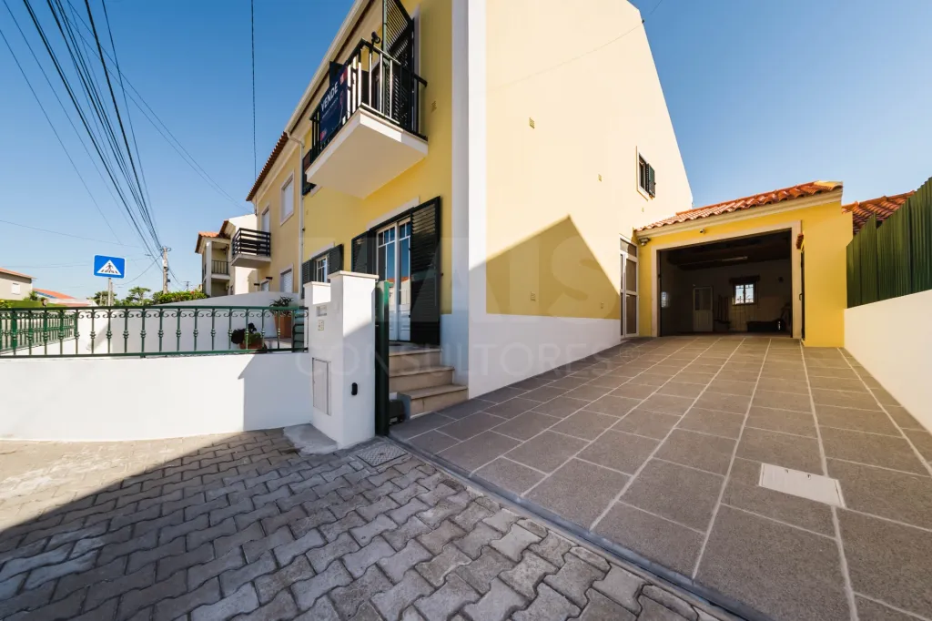 Moradia T3+1 pronta a habitar | Garagem fechada, pátio com churrasqueira e a 5 min das praias !