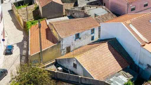 Moradia T3 com quintal para recuperar em Atouguia da Baleia