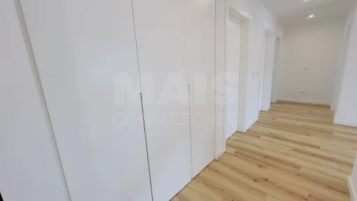 Apartamento T4 Totalmente Remodelado | Centro da Lourinhã | Espaço, Elegância e Conforto