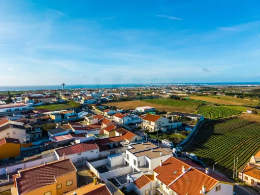 4 bedroom villa with garage, patio and garden