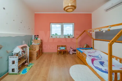 Moradia T4 térrea, semi-nova com terreno de 3500m2 em Salvaterra de Magos