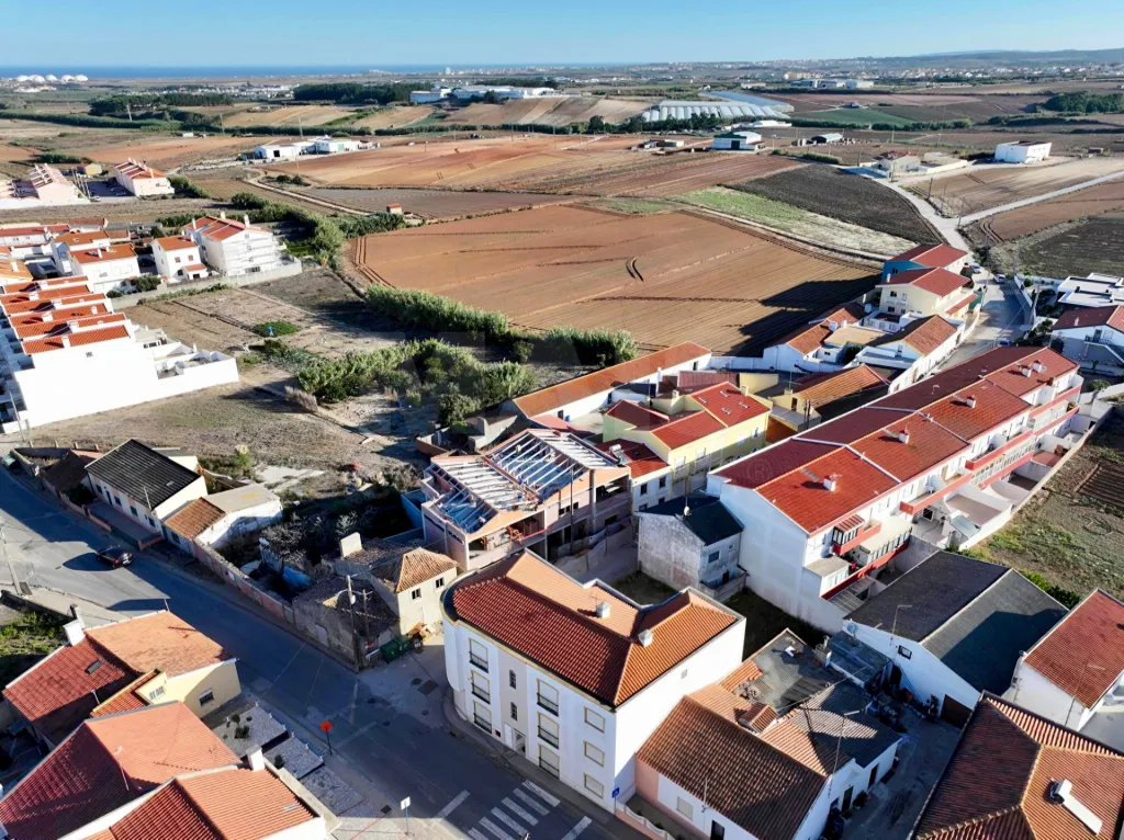 Apartamento T2 com Varanda & Parqueamento Privado, a 1 km da Praia da Consolação | Atouguia da Baleia – Peniche