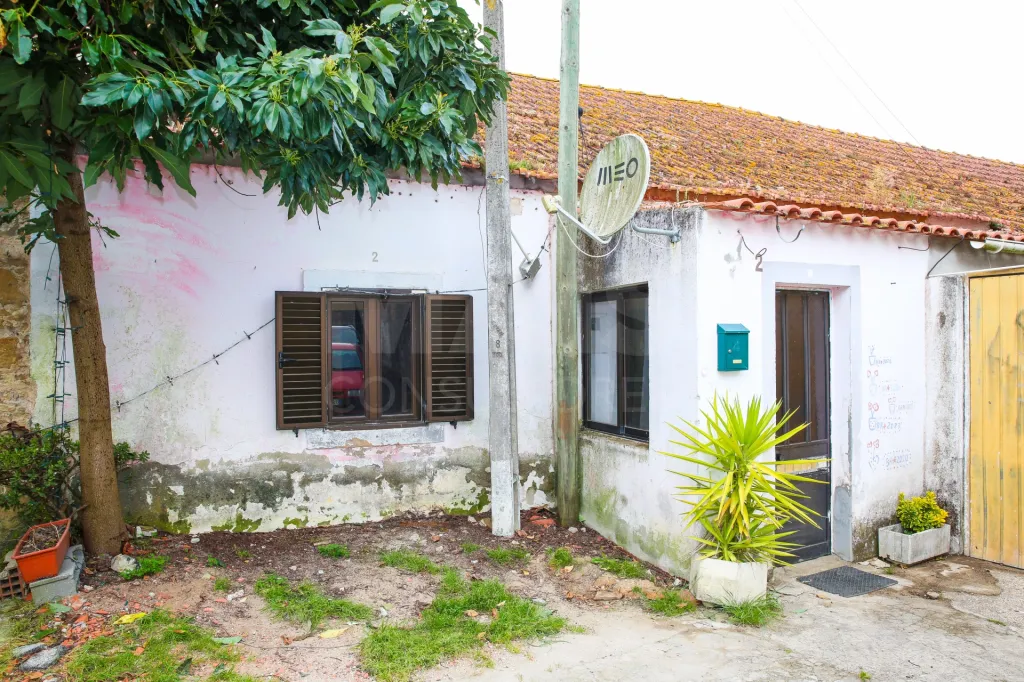 Moradia T2 para Remodelar – Pocariça, Olhalvo