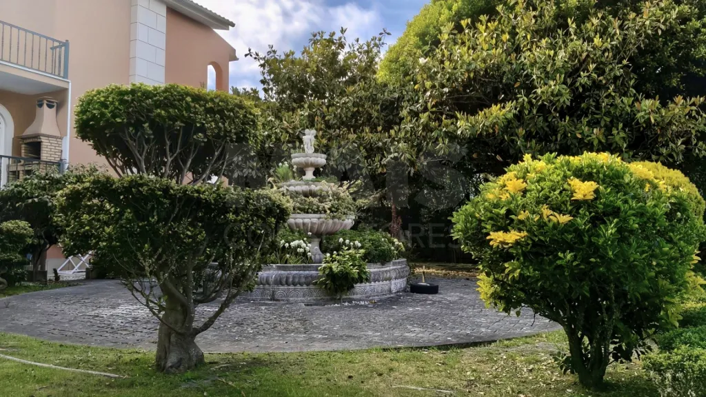 Moradia T5 de Prestígio com Vista Mar, Terreno de 2.075 m² e Detalhes Artísticos Exclusivos