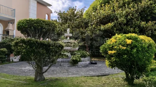 Moradia T5 de Prestígio com Vista Mar, Terreno de 2.075 m² e Detalhes Artísticos Exclusivos
