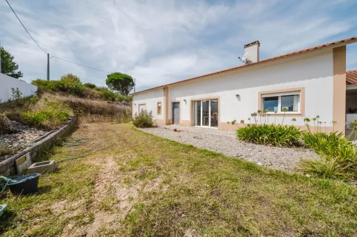 Moradia térrea T3 em lote 1002m2, jardim e garagem