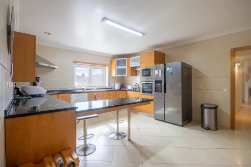 Moradia Térrea T5 com Piscina e Vista Deslumbrante – Serra de Aire e Candeeiros