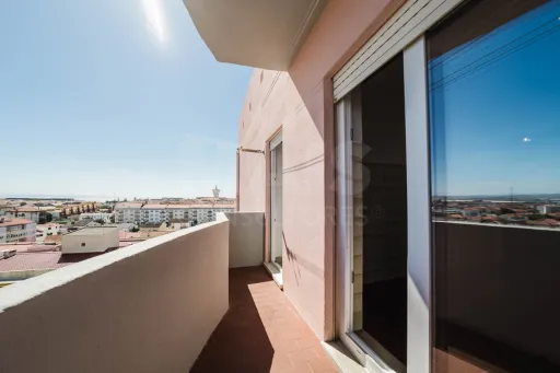 T2 Renovado com Varanda e Vista Mar em Peniche