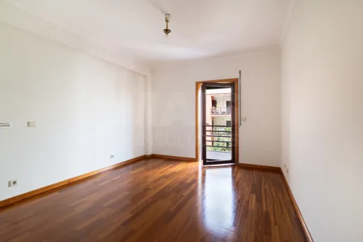 3-Bedroom Apartment in Linda-a-Velha