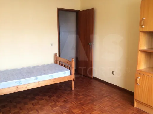 Apartamento T3 com marquise localizado no centro da cidade