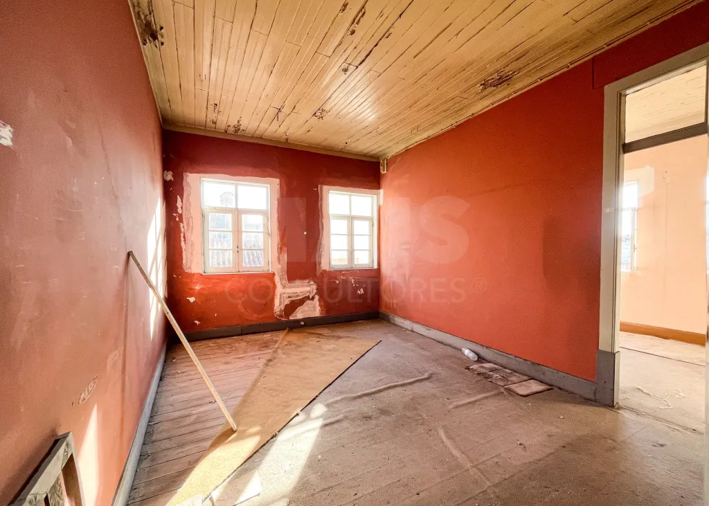 Prédio de uso Misto com 5 Pisos e 2 Frentes  na Baixa de Coimbra – 2 entrada independentes