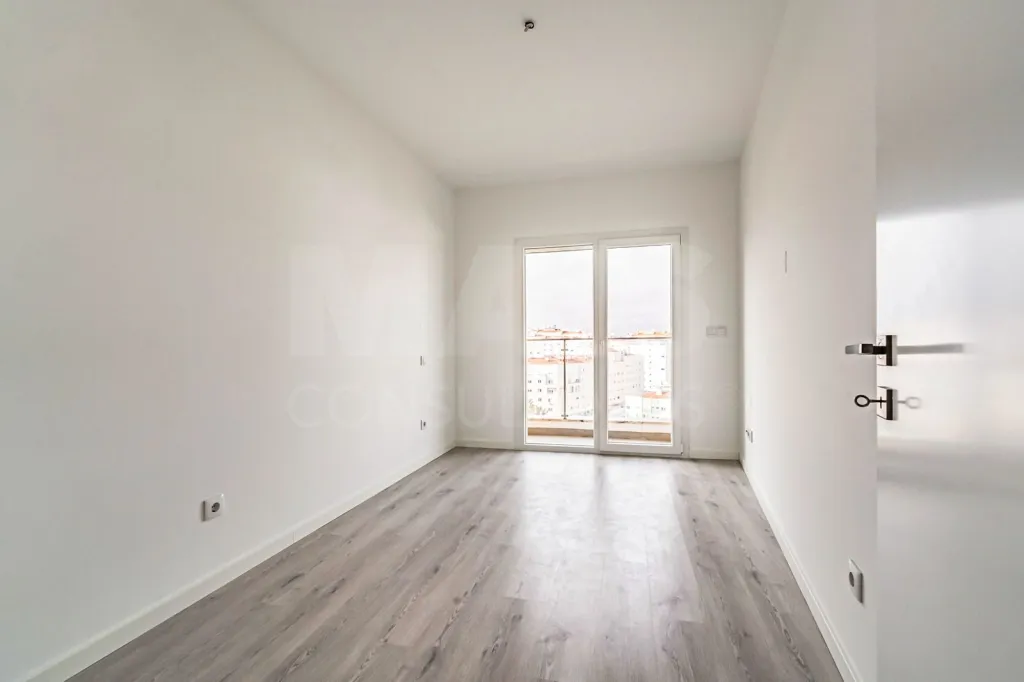 Apartamento T3 em Vale de Milhaços