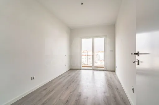 Apartamento T3 em Vale de Milhaços