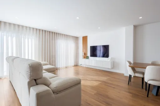 Apartamento T3 semi-novo vista mar com garagem