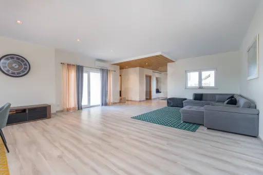 Moradia T4 térrea, semi-nova com terreno de 3500m2 em Salvaterra de Magos