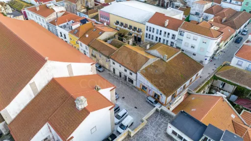 Dois prédios com 5 frações no centro de Peniche