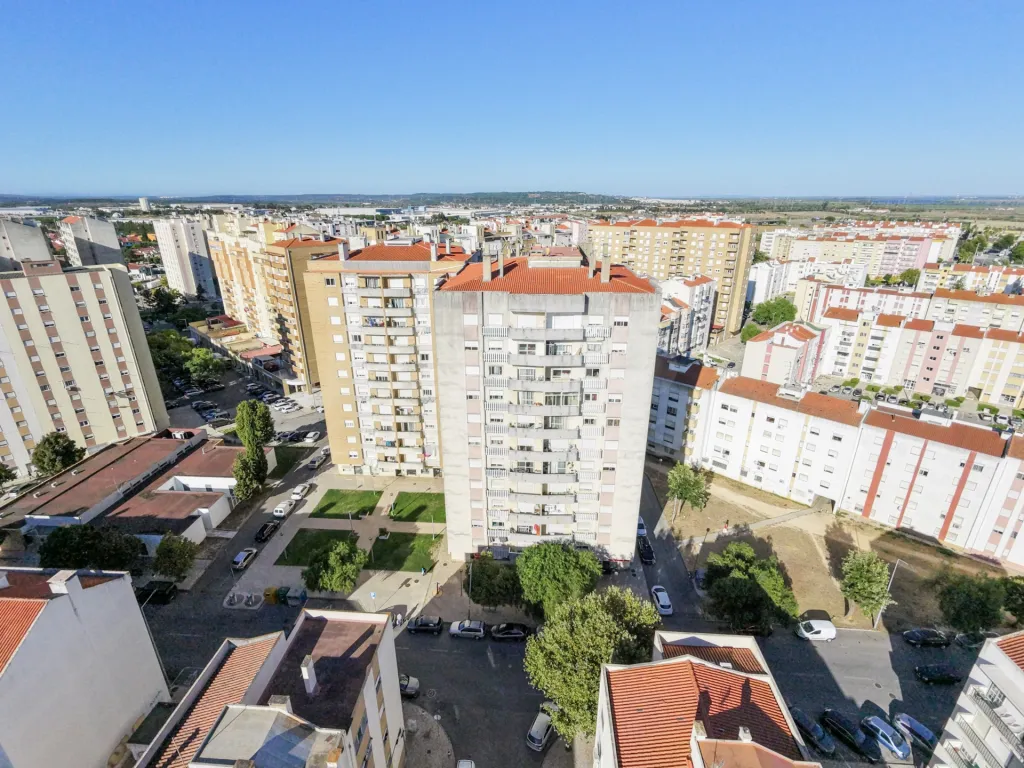 T3 no Carregado com excelentes areas com varanda e parqueamento