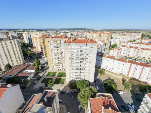 T3 no Carregado com excelentes areas com varanda e parqueamento