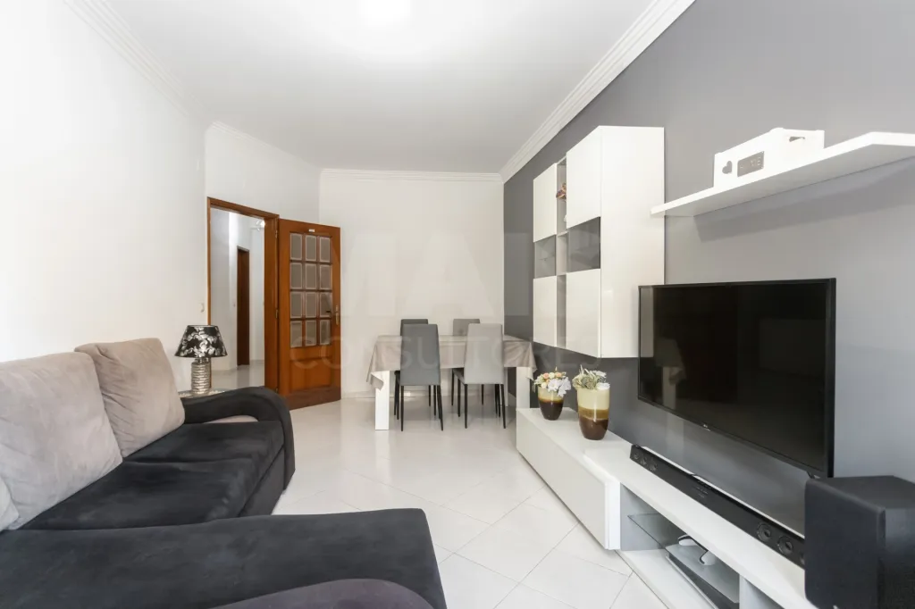 Apartamento T2 com elevador, no coração da Amora