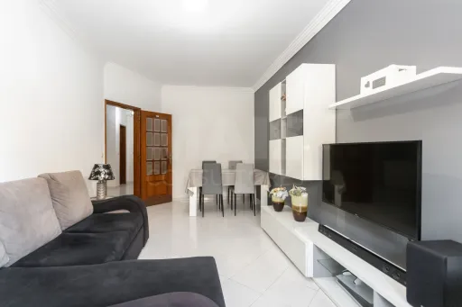 2 bedroom apartment with elevator, in the heart of Amora