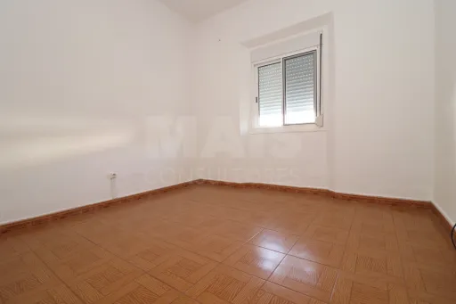 2-Bedroom Ground-Floor Apartment with Patio in Porto Alto