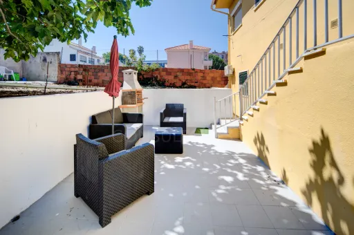 Detached, two-family house in Casal de Cambra, partially refurbished.