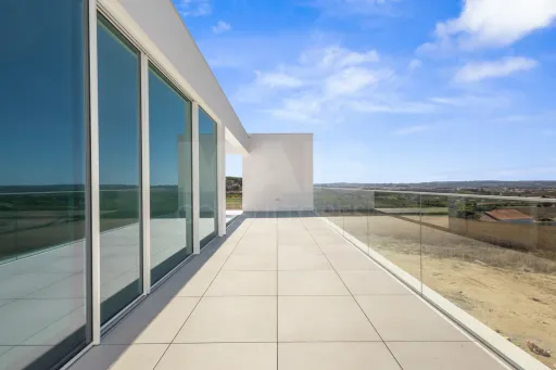 4-bedr. house on 2-hectare plot in Carvalhal