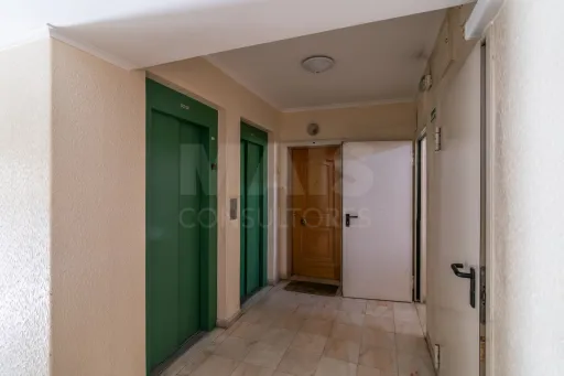 3-Bedroom Apartment in Linda-a-Velha
