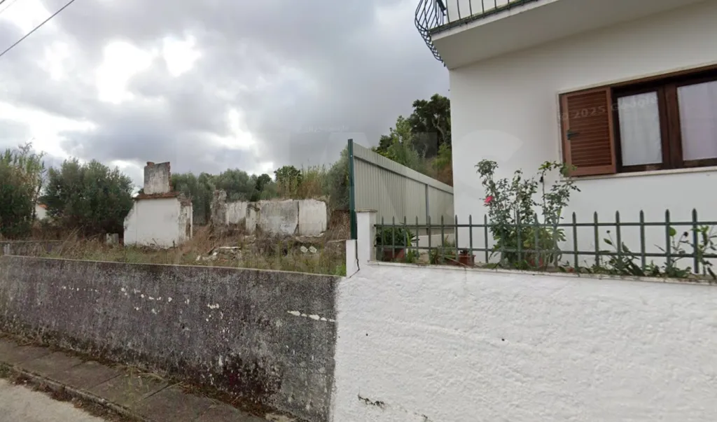Moradia em Ruinas, em Foros do Paul Coruche, inserida num lote de terreno de 332 m2