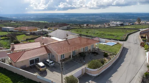Moradia Térrea T5 com Piscina e Vista Deslumbrante – Serra de Aire e Candeeiros