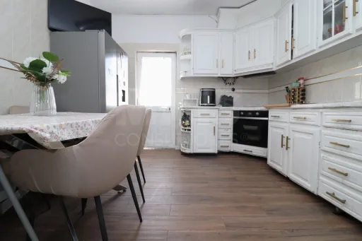 Moradia V2 com garagem e anexos em Fernão Ferro