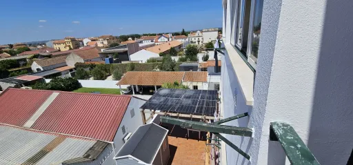 Apartamento T3 no Centro de Alpiarça | Áreas Generosas, Varandas e Excelente Localização