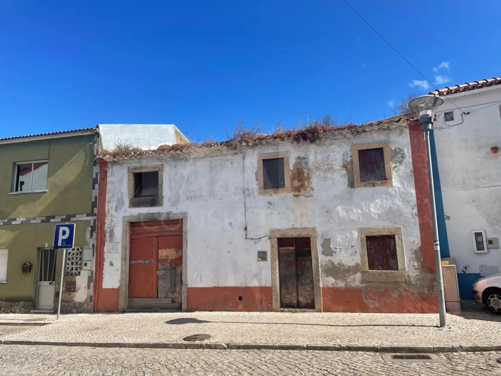 Moradia para recuperar inserida num terreno com 416m2