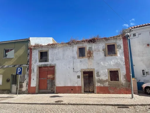 Moradia para recuperar inserida num terreno com 416m2