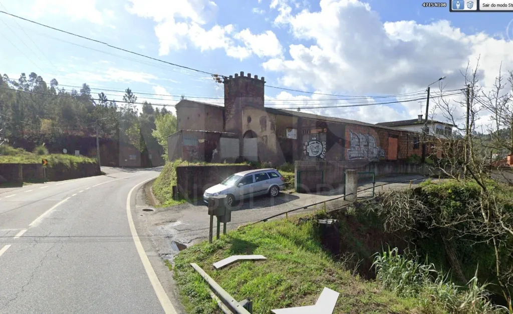 Prédio em Ruinas com hipótese de construção moradias ou apartamentos de luxo